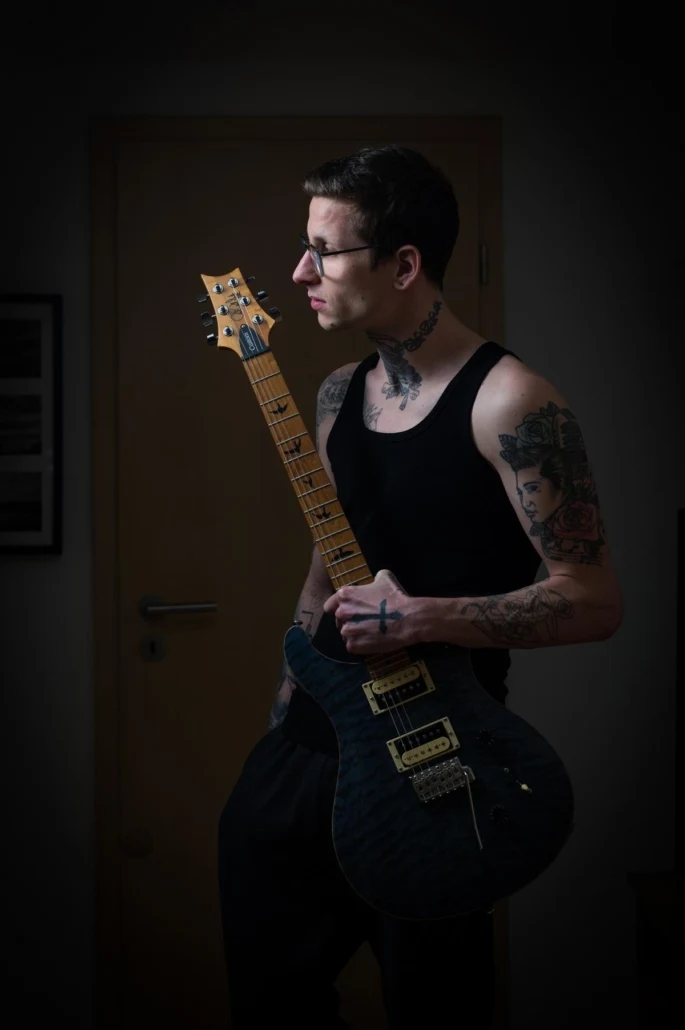 Micky mit Gitarre