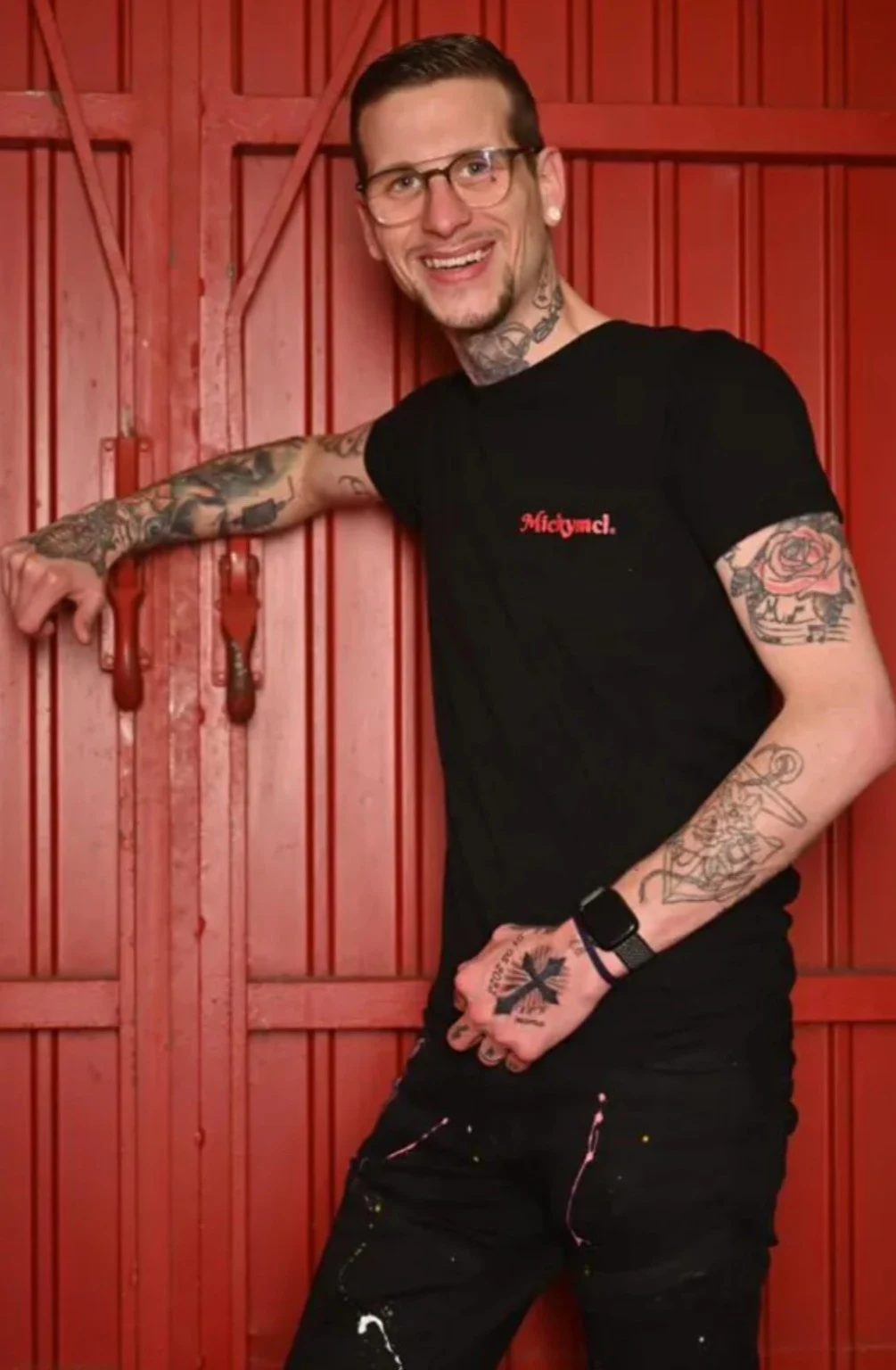 Micky MCL vor einer roten Wand